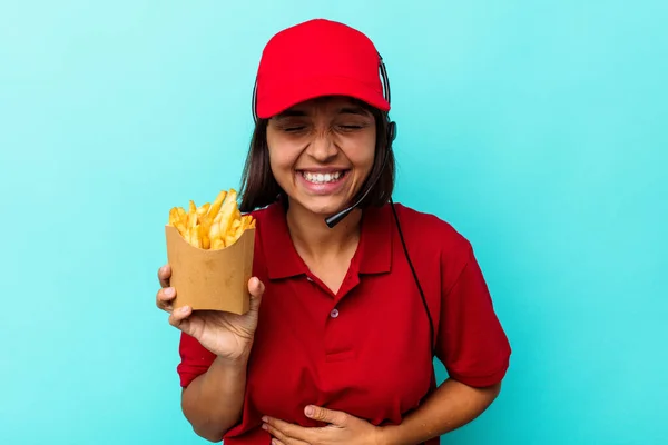 Ung Blandras Kvinna Snabbmat Restaurang Arbetare Hålla Pommes Frites Isolerad — Stockfoto