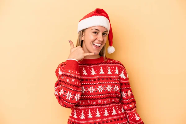 Ung Kaukasiska Kvinna Firar Jul Isolerad Gul Bakgrund Visar Mobiltelefon — Stockfoto