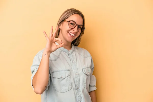 Joven Mujer Caucásica Aislada Sobre Fondo Amarillo Alegre Confiado Mostrando — Foto de Stock