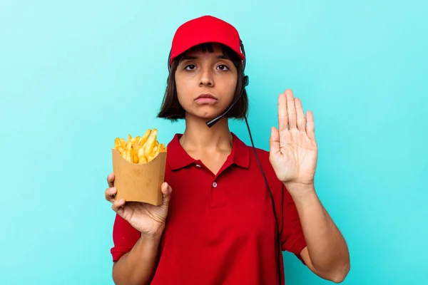Genç Melez Fast Food Restoranı Çalışanı Elinde Patates Kızartması Mavi — Stok fotoğraf