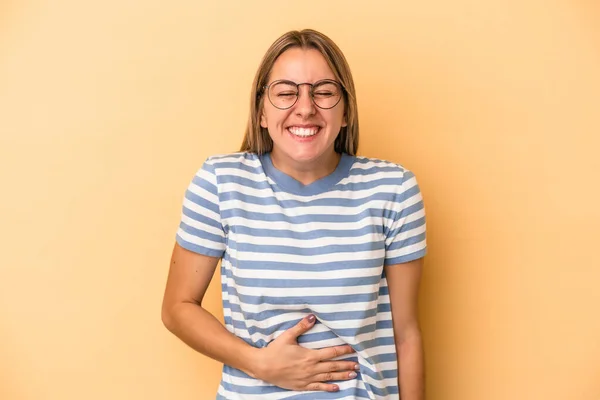 Jonge Blanke Vrouw Geïsoleerd Gele Achtergrond Raakt Buik Glimlacht Zachtjes — Stockfoto