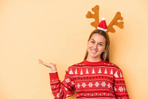 Giovane Donna Caucasica Indossa Cappello Renna Natale Isolato Sfondo Giallo — Foto Stock