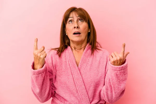 Middle Age Caucasian Woman Wearing Bathrobe Isolated Pink Background Pointing — Foto de Stock