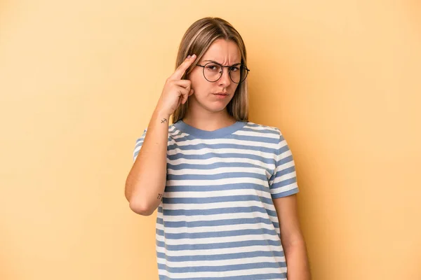 Young Caucasian Woman Isolated Yellow Background Pointing Temple Finger Thinking — Stock Photo, Image