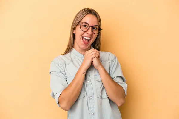 Joven Mujer Caucásica Aislada Sobre Fondo Amarillo Mantiene Las Manos — Foto de Stock