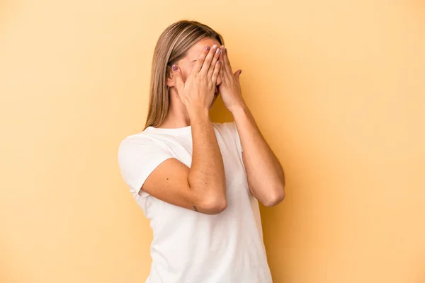 Jeune Femme Caucasienne Isolée Sur Fond Jaune Peur Couvrant Les — Photo