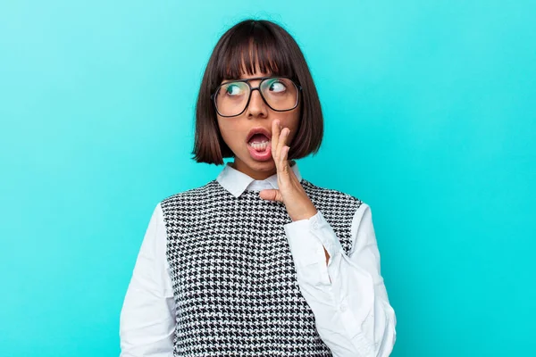 Mavi arka planda soyutlanmış genç melez bir kadın gizli bir sıcak fren haberinin olduğunu söylüyor.