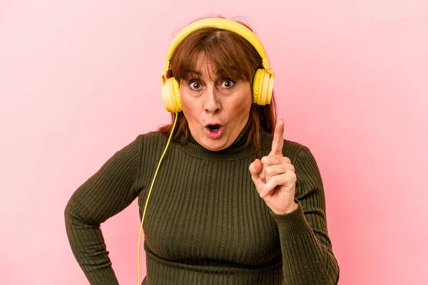 Middle Age Caucasian Woman Listening Music Isolated Pink Background Having — ストック写真