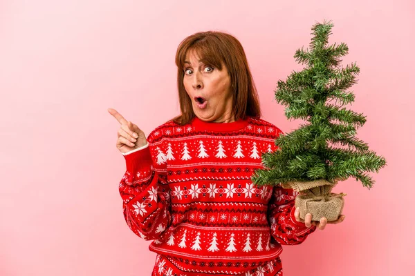 Middle Age Caucasian Woman Holding Christmas Tree Isolated Pink Background — Φωτογραφία Αρχείου