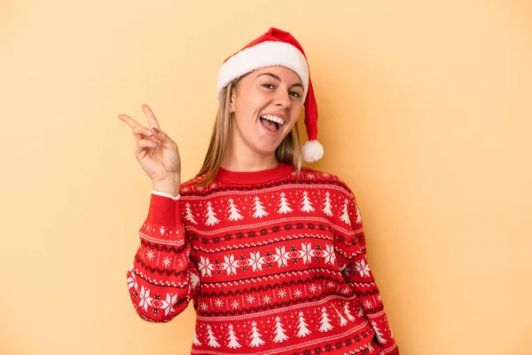 Jovem Caucasiana Celebrando Natal Isolado Fundo Amarelo Alegre Despreocupado Mostrando — Fotografia de Stock