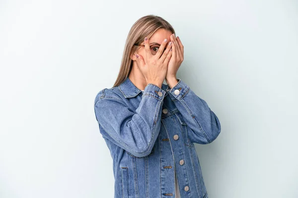 Jeune Femme Caucasienne Isolée Sur Fond Bleu Clignote Travers Les — Photo