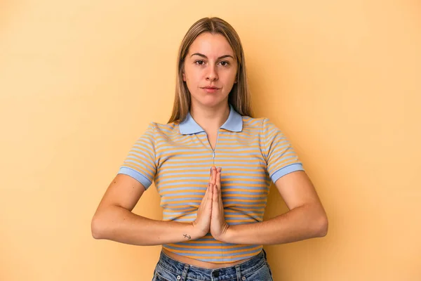 Mulher Caucasiana Jovem Isolado Fundo Amarelo Orando Mostrando Devoção Pessoa — Fotografia de Stock