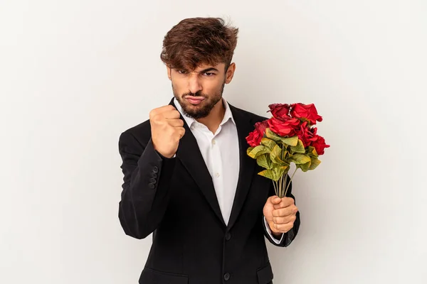 Giovane Uomo Razza Mista Possesso Bouquet Rose Isolato Sfondo Bianco — Foto Stock