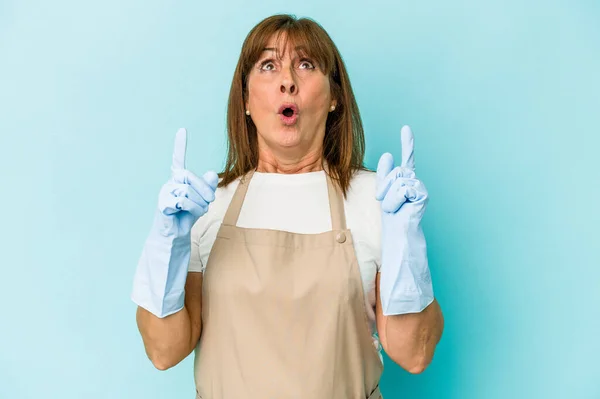 Middle Age Caucasian Woman Cleaning Home Isolated Blue Background Pointing — Stock fotografie