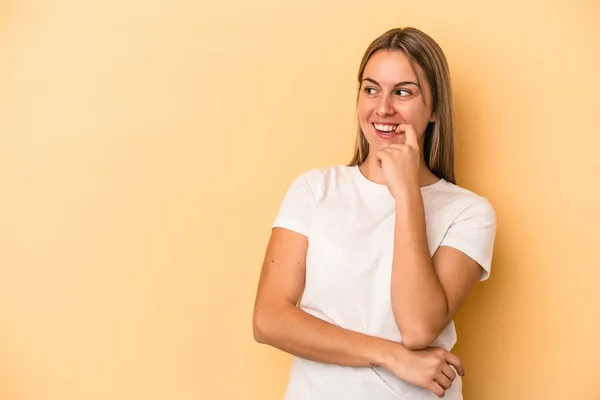 Jeune Femme Caucasienne Isolée Sur Fond Jaune Détendu Penser Quelque — Photo