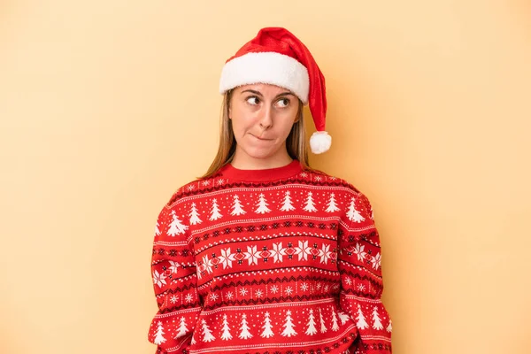 Giovane Donna Caucasica Che Celebra Natale Isolato Sfondo Giallo Confuso — Foto Stock