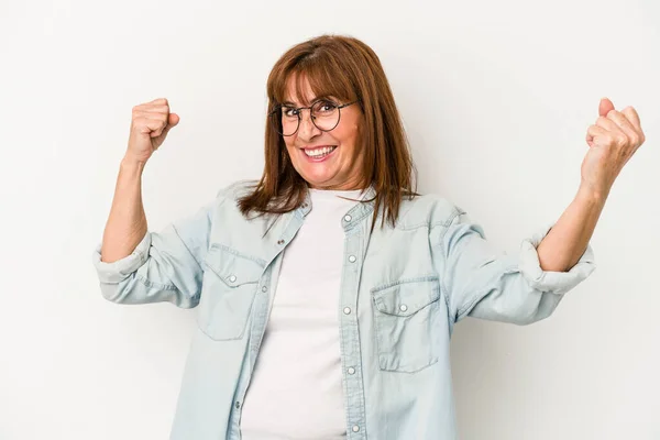 Medelålders Kaukasiska Kvinna Isolerad Vit Bakgrund Jublande Sorglös Och Upphetsad — Stockfoto