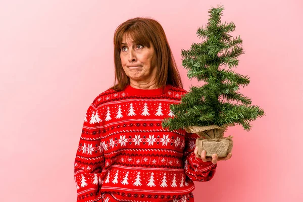 Middle Age Caucasian Woman Holding Christmas Tree Isolated Pink Background — Stock fotografie