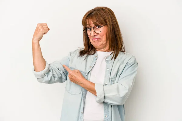 Medelålders Kaukasiska Kvinna Isolerad Vit Bakgrund Visar Styrka Gest Med — Stockfoto