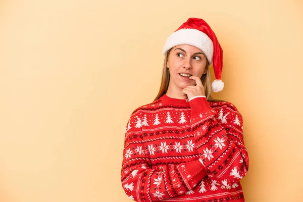 Giovane Donna Caucasica Che Celebra Natale Isolato Sfondo Giallo Rilassato — Foto Stock