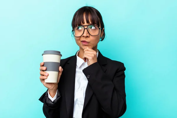 Jonge Business Gemengde Ras Vrouw Met Een Koffie Geïsoleerd Blauwe — Stockfoto