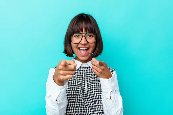 Mavi arka planda soyutlanmış genç, melez bir kadın. Neşeli gülümsemeler ön tarafı işaret ediyor..