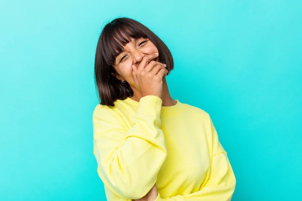 Joven Mujer Mestiza Aislada Sobre Fondo Azul Riendo Feliz Despreocupada — Foto de Stock