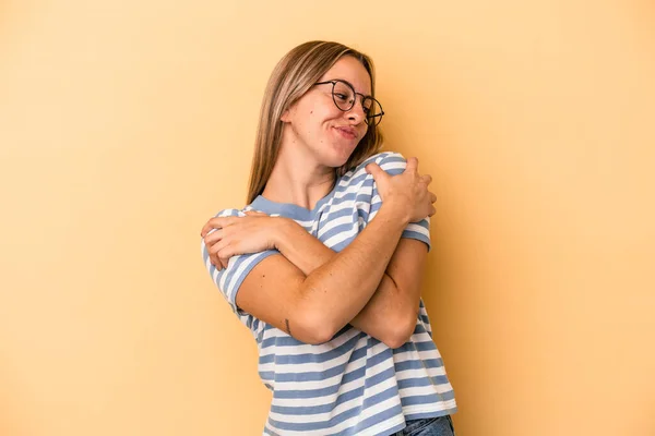 Mulher Caucasiana Jovem Isolado Abraços Fundo Amarelo Sorrindo Despreocupado Feliz — Fotografia de Stock