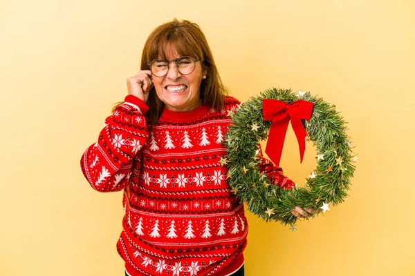 Middle Age Caucasian Woman Celebrating Christmas Holding Wreat — Foto Stock