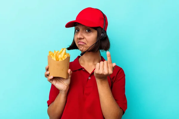 Giovane Donna Razza Mista Fast Food Operaio Possesso Patatine Fritte — Foto Stock