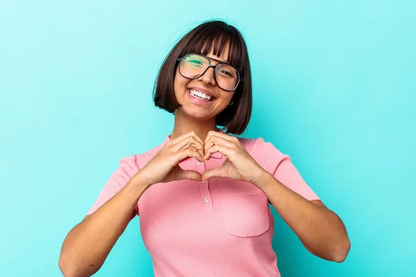 Jovem Mista Mulher Isolada Fundo Azul Sorrindo Mostrando Uma Forma — Fotografia de Stock