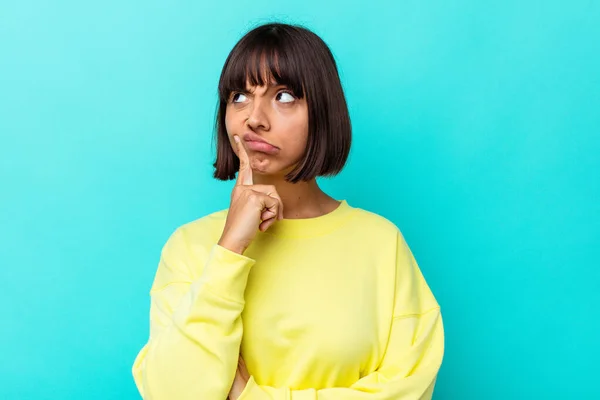 Young Mixed Race Woman Isolated Blue Background Looking Sideways Doubtful — Stock Photo, Image