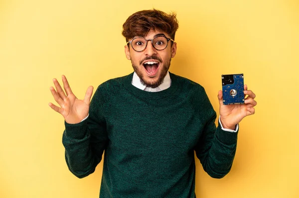 Joven Informático Aislado Sobre Fondo Amarillo Recibiendo Una Agradable Sorpresa —  Fotos de Stock