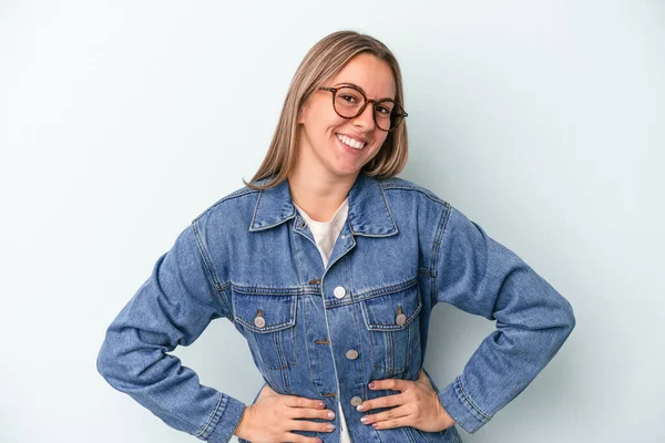 Mavi arka planda izole edilmiş genç beyaz kadın mutlu, güler yüzlü ve neşeli..