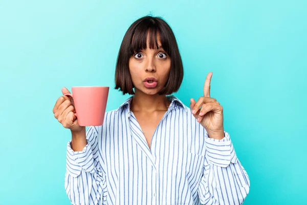 Jovem Mulher Raça Mista Segurando Uma Caneca Rosa Isolado Fundo — Fotografia de Stock