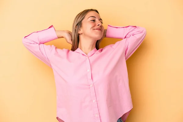 Junge Kaukasische Frau Isoliert Auf Gelbem Hintergrund Selbstbewusst Mit Den — Stockfoto