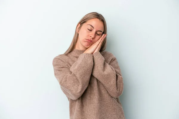 Giovane Donna Caucasica Isolata Sfondo Blu Sbadigliare Mostrando Gesto Stanco — Foto Stock