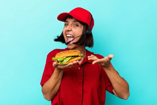 Jeune Femme Métisse Fast Food Tenant Hamburger Isolé Sur Fond — Photo