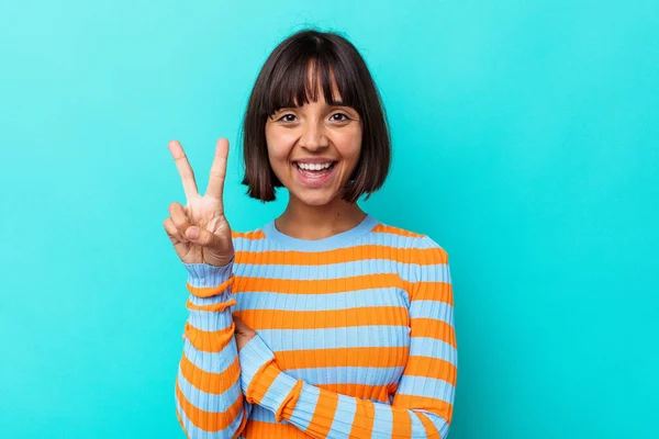 Jovem Mista Mulher Isolada Fundo Azul Mostrando Número Dois Com — Fotografia de Stock