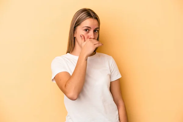 Jeune Femme Caucasienne Isolée Sur Fond Jaune Couvrant Bouche Avec — Photo