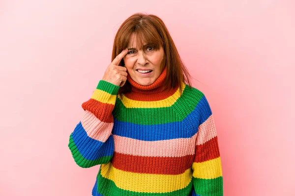 Mujer Caucásica Mediana Edad Con Suéter Multicolor Aislado Sobre Fondo —  Fotos de Stock
