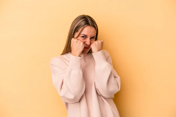 Jovem Caucasiana Isolada Fundo Amarelo Dando Soco Raiva Lutando Devido — Fotografia de Stock