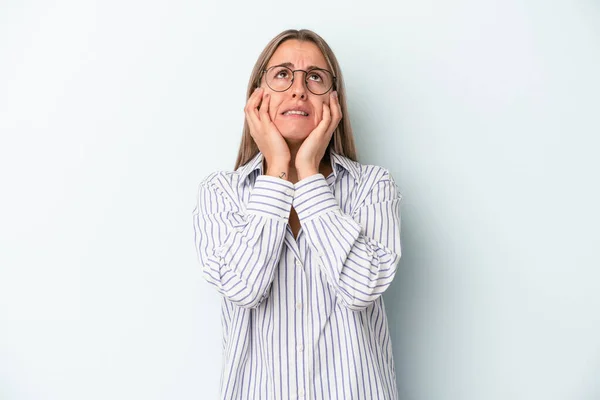 Ung Kaukasisk Kvinna Isolerad Blå Bakgrund Gnälla Och Gråta Lösryckt — Stockfoto