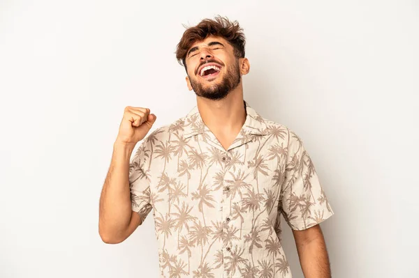 Jovem Mestiço Isolado Fundo Cinzento Comemorando Uma Vitória Paixão Entusiasmo — Fotografia de Stock