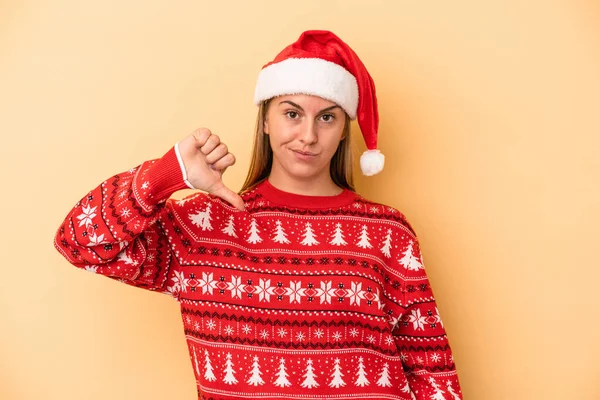 크리스마스를 축하하는 코카서스 배경에 고립되어 몸짓을 손가락을 아래로 내리는 모습을 — 스톡 사진
