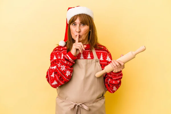 Middle Age Caucasian Woman Cooking Cookies Christmas Isolated Yellow Background — Stockfoto