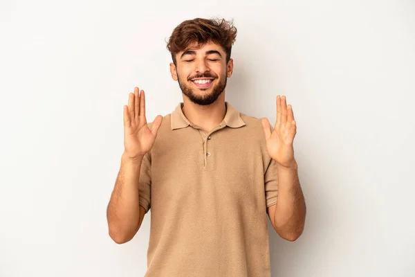 Joven Hombre Raza Mixta Aislado Sobre Fondo Gris Alegre Riendo — Foto de Stock