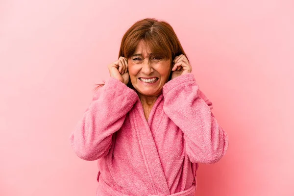 Middle Age Caucasian Woman Wearing Bathrobe Isolated Pink Background Covering — Stockfoto