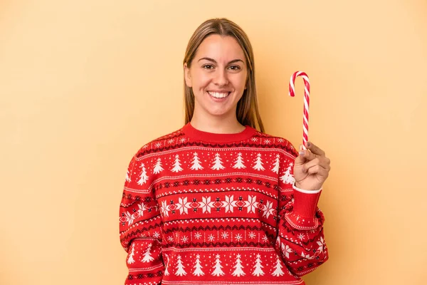 Mladá Běloška Drží Vánoční Hůl Izolované Žlutém Pozadí Šťastný Usmívající — Stock fotografie