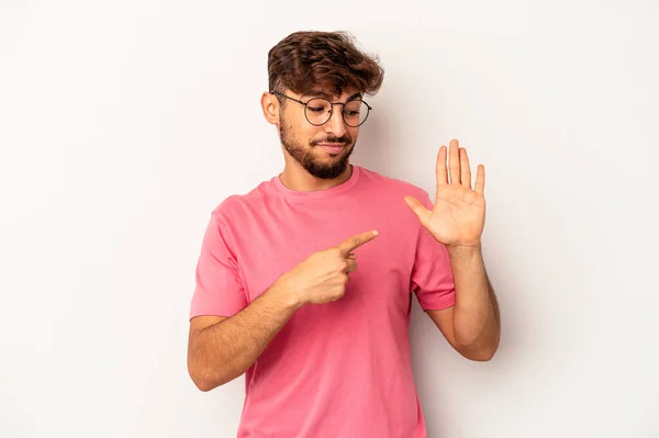 Ung Blandingsrase Mann Isolert Grå Bakgrunn Smiler Glad Viser Nummer – stockfoto